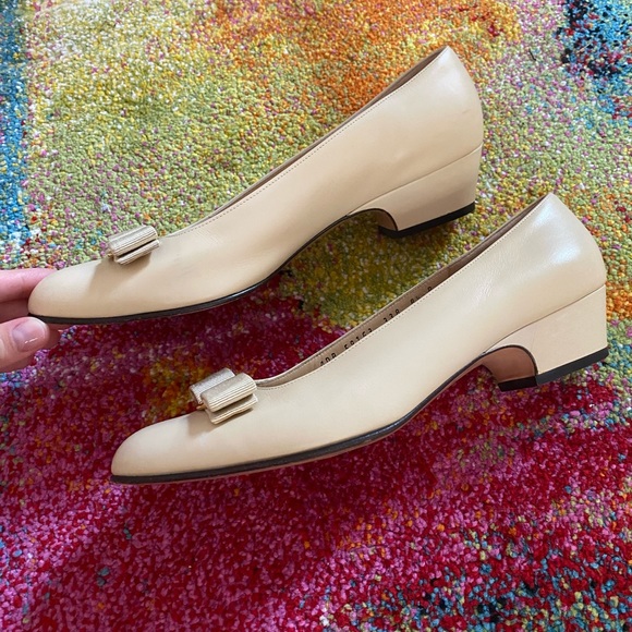 8.5 B Ferragamo Bow Flats Beige Great Condition - Picture 3 of 7
